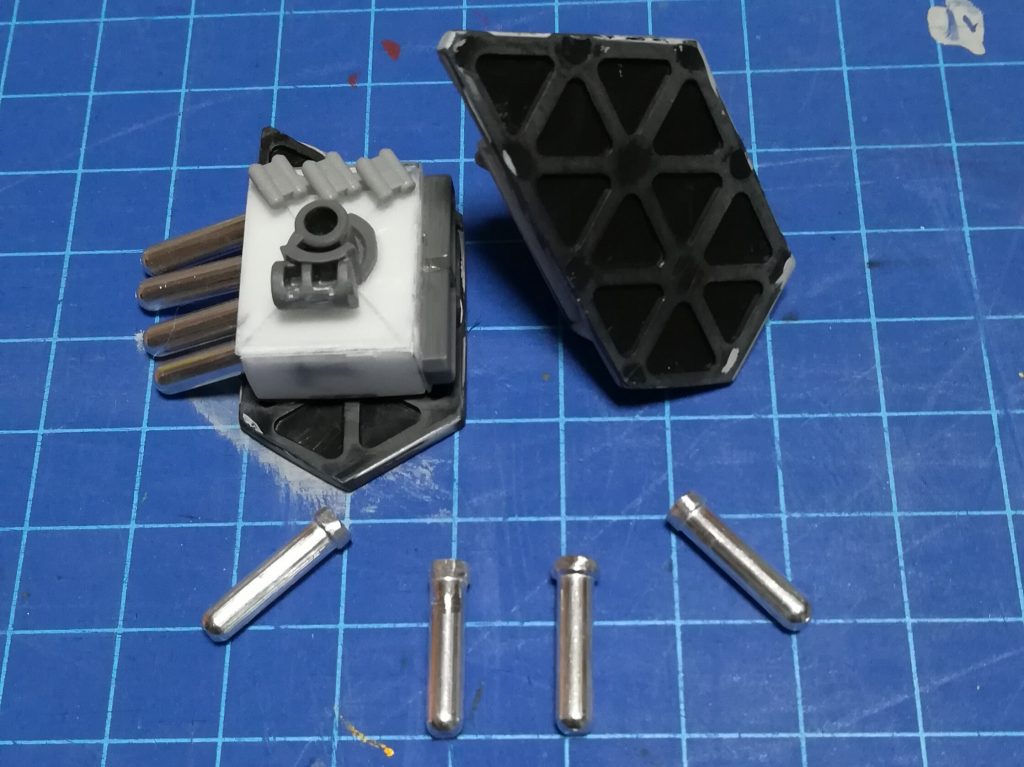 ミサイル本体は自転車用ブレーキケーブル・エンドキャップです。
シフトケーブルだともう少し細いですよ。シマノ製のお得品。
サードパーティ製だと綺麗なアルマイトカラーもあります。
建築用品売場にスペーサー的な、イイ感じにモールドの入った樹脂板がありました。
加工性は良いですが、塗装に難ありでした。