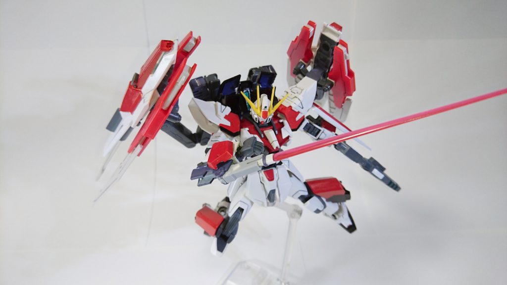 ビームサーベル。
盾は試作品で大変お金がかかっている妄想なので、基本的に格闘戦闘は推奨されていないと考えサイドアーム的に装備しています。
ビルダーズパーツのソードのジョイントにビームサーベルのグリップをちょっとカットして差し込んだだけのお手軽です。