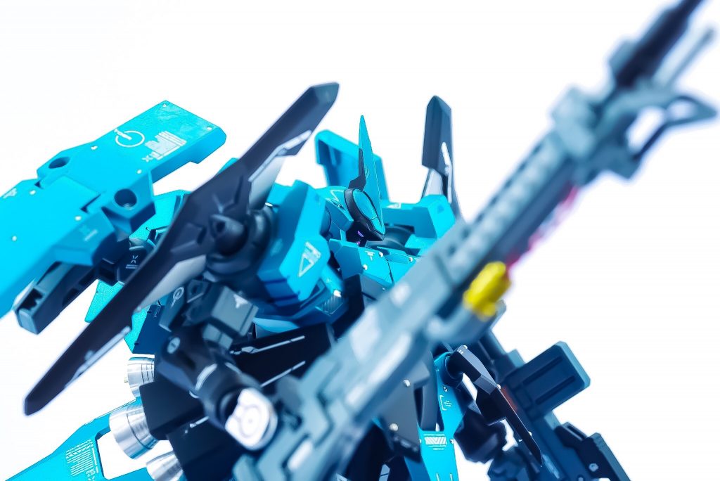 カラーリングは蛍光系の明るい色で仕上げたので、光の当たり方で色が少しづつ変わります