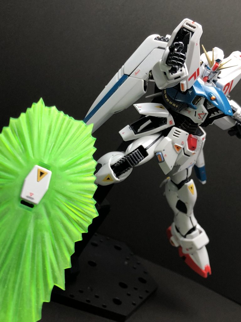 同じくEXVSシリーズお馴染み
格闘CSことシールド投擲シーン
原作ではビギナ・ギナに詰め寄る布石として使ってましたね。
腕用と腰用で2つあるのでシーン再現余裕でした!
シールドエフェクトにもラメコーティングしてヤスリで溝も深めに!