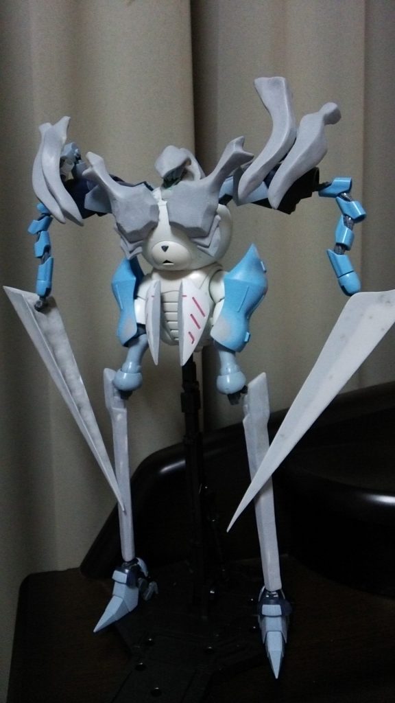 パテで装甲に厚みを持たせていきます。