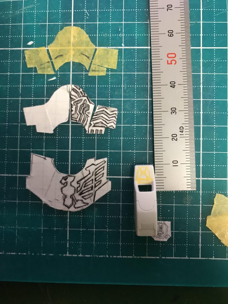 胸のオーラングルサークルはマスキングテープで型を取り、同じ形になるように切った紙を両面テープで本体に貼り付け絵を描きました。
マスキングテープではシャーペンで描きづらいのでこの手法を取りました。
そして写真をパソコンに取り込んで…(続く