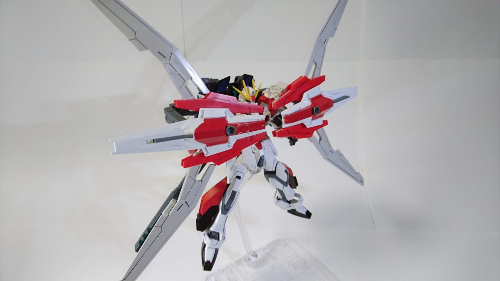 シールドバインダーから発せられるバリアで広域防御も可能なイメージです。
量子斥力防御システム「プリトヴェン」とかいう厨二設定も思いついています。
実弾もビームも防いでしまうバリアですが、膨大なエネルギー消費と機材そのものへのダメージから無限に使うことは出来ない実験装備です。