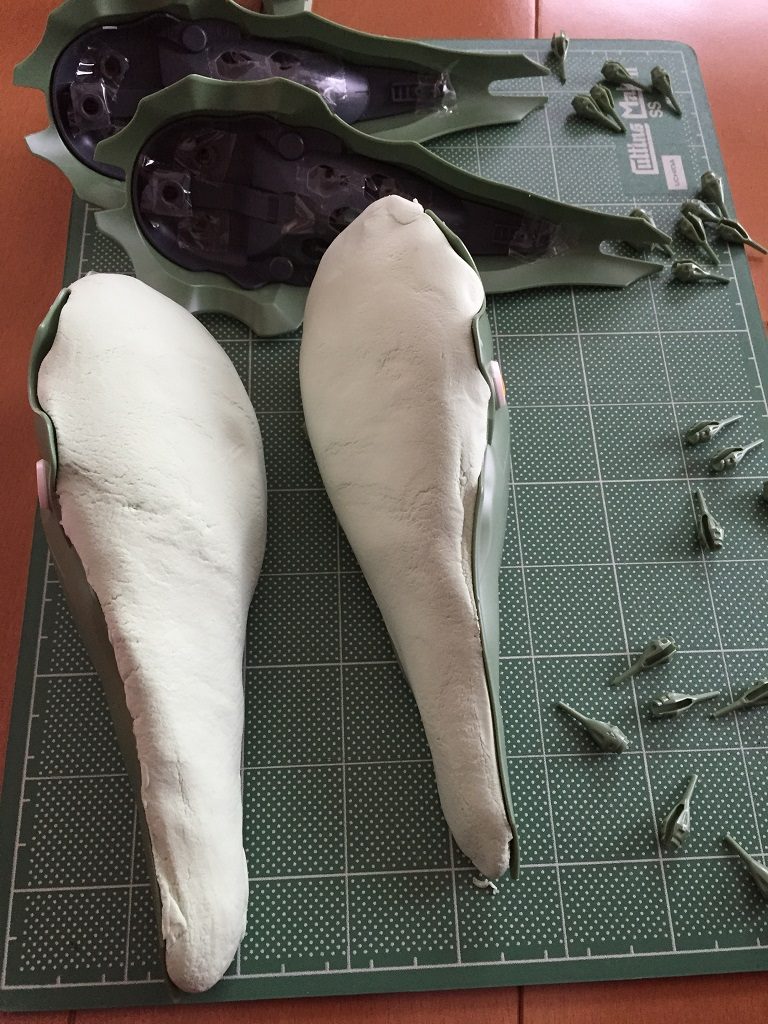 どうも。
クシャトリヤのバインダーがアゲハの幼虫に見えたので作りました。
モデルはナミアゲハの終齢幼虫、自由研究の子供は小6くらいを想定してます。
画像はバインダー内部に粘土を詰めたもの。
ですが、粘土が乾いたらめちゃくちゃ縮んだのであきらめました。