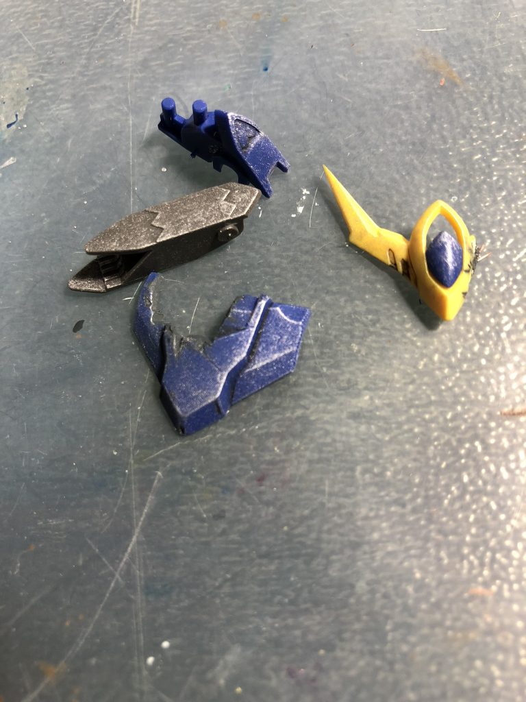 今回はフレームと白以外の外装にドライブラシをかけてみました！