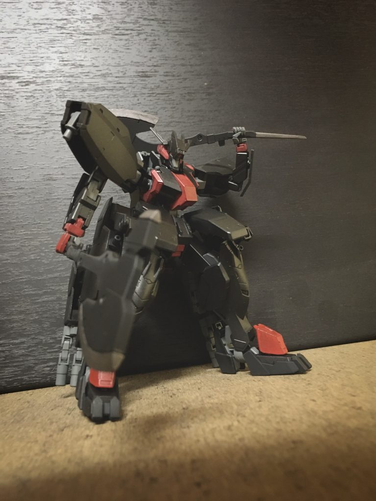 大型アックス
ガンダムフレームのパワーを活かす為大型化させた近接武装、本機はこれを二振り装備
大型化した恩恵としてリーチと威力に優れる武器となった
片方のグリップ下には試験的に刺突用の細刃が付け足されている