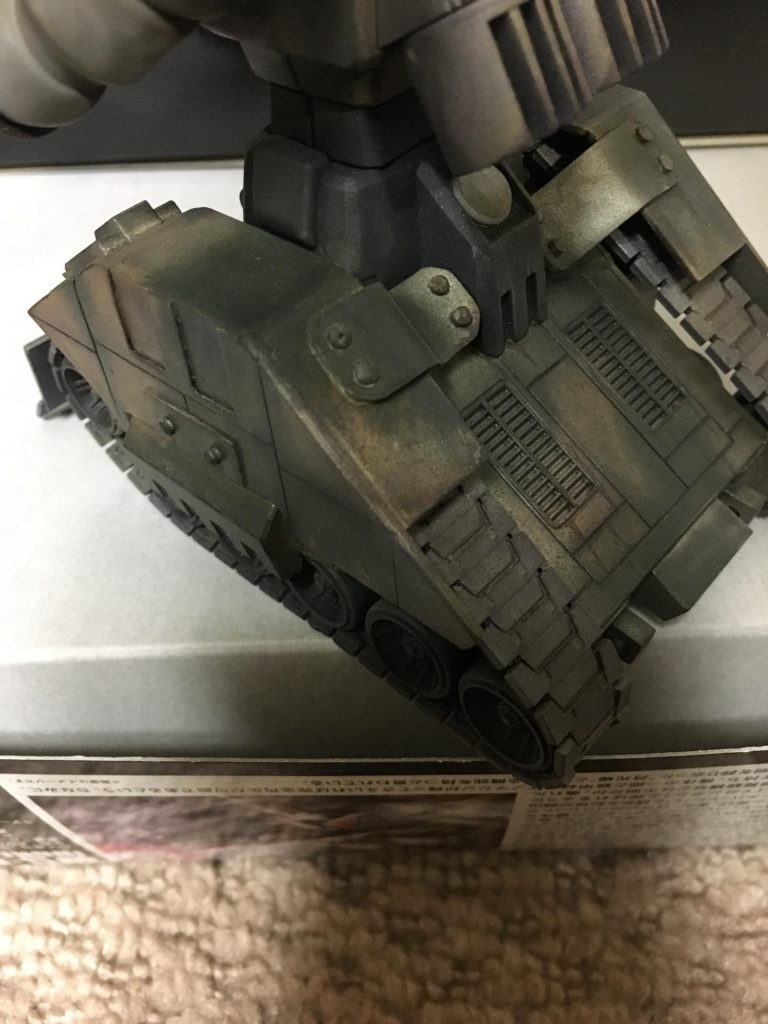 背面です、ガンタンクはその特性上敵に背面を取られるのが一番怖いのですがあえて背面はあまりいじっていません
ベテランパイロットが「後ろなんか取られる方が悪いんだから使える物資は他に回せ」と言ったというオラ設定です。