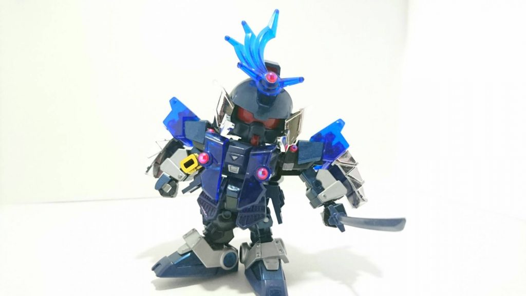 ○正面
基本的にはムシャブルーを武者頑駄無に張り付けています。
頭部は足軽璽武にSDブルーディスティニー1号機の顎を移植しています。
また、兜は穴を開けてバイザー部分を移植しています。