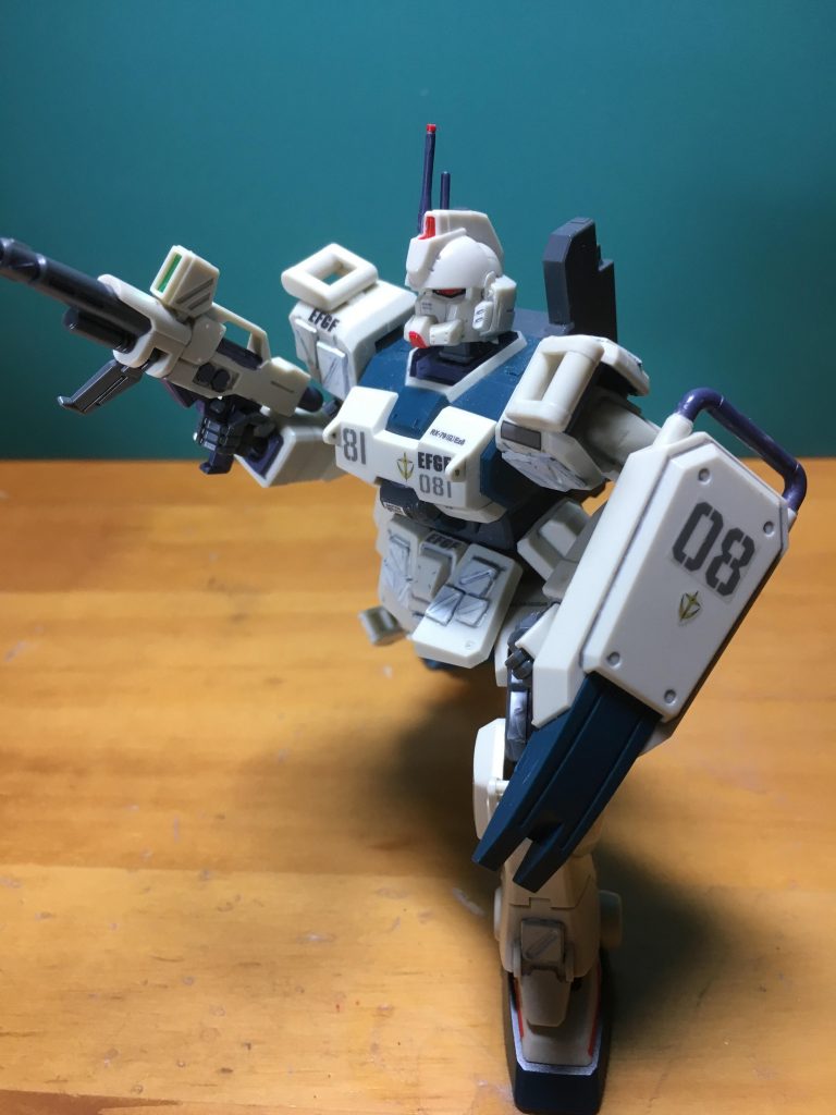 　今回はジム・ストライカーを意識して、コトブキヤの「角モールド」を接着。肩の前後面、フロントスカート、フンドシ、膝、足首にリアクティブアーマーと想定して装着しています。

　シールド裏には陸ガンなどと違いバイポッドが無いので、ランナータグでそれらしくディテールを作りましたが可動不能です。本当は可動させる予定がありましたが断念。