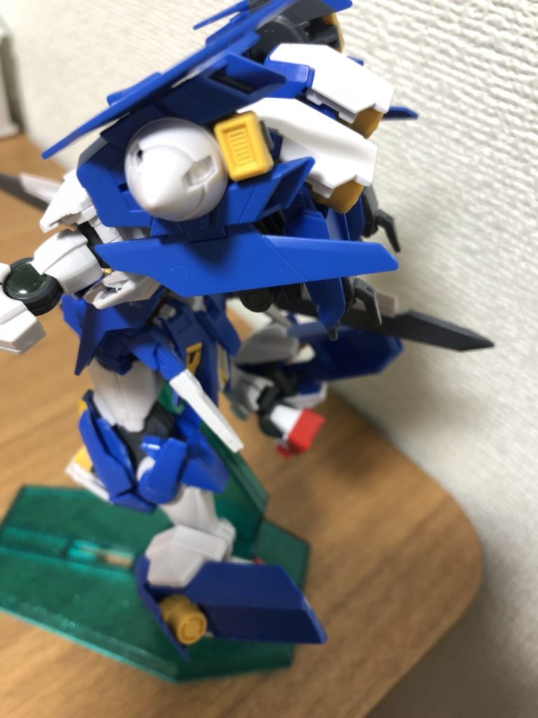 脚のスラスターと太陽炉を横にして
バックパックのブースターを展開します。