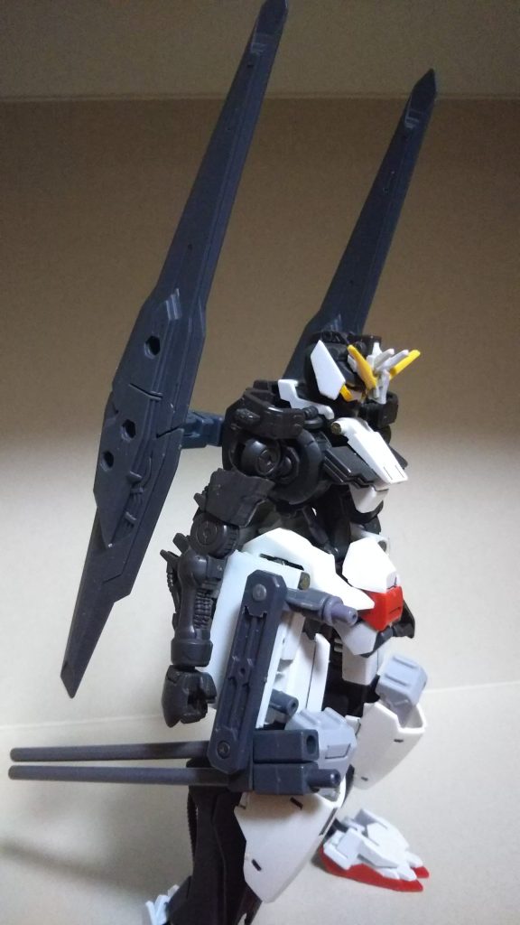 新装備パターン「バインダーガン」
基本は市販のビルドカスタムシリーズ・バインダーガンのポン付けです。グリップの接続部分にランナー棒を仕込んでいます。あとコイツ用に独自の設定も用意しています。