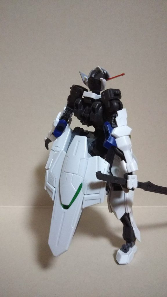 まずはバックショット。バルバトスをベースに元キットのパーツにはなるべく手を加えない方針で作りました。相変わらず途中経過を撮り忘れてますがご容赦を。バックパックは無し。