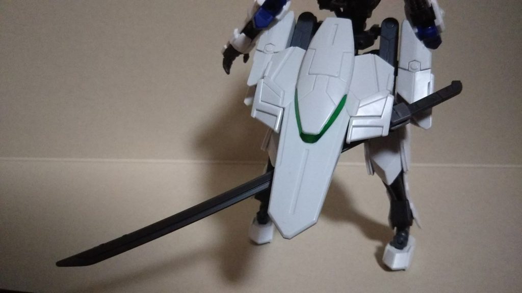 太刀はリアアーマーにマウントします。