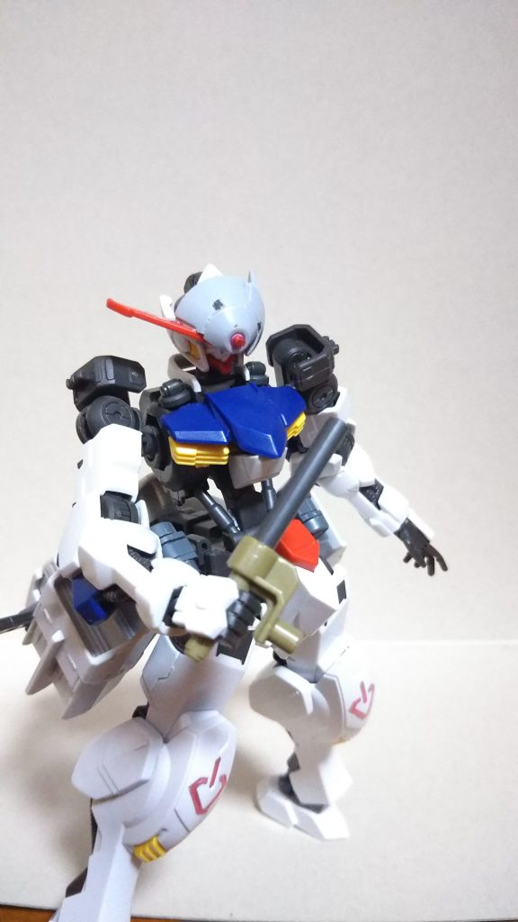 武装は太刀とスパークロッド。太刀はバルバトスからそのまま、スパークロッドは敵に電流を流す武器という解釈で、オプション8のグリップにランナーから作った刀身をさして製作しています。