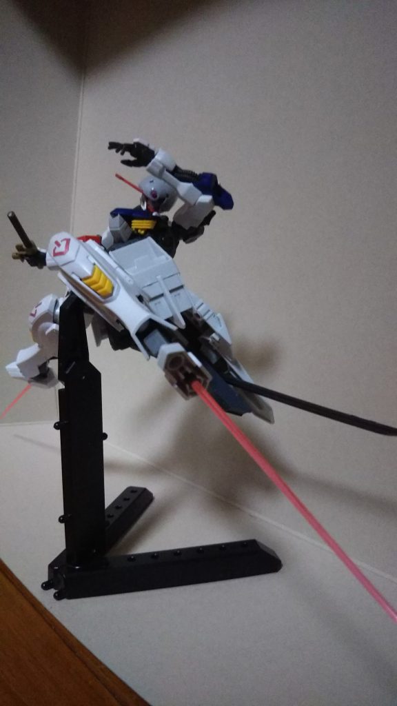 そして足裏にはビームサーベルを搭載。蹴りながら切りつけたりします。船の外壁とかに着地しつつ切り裂いていく迷惑仕様。