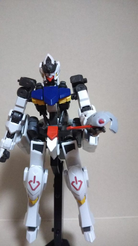 頭部。バルバトスから角を取り外し、ビルダーズパーツ等を加工したバイザーを装備。中央のレッドはセンサーという解釈です。