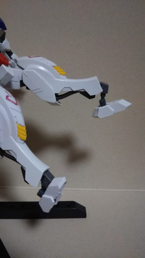 足もほぼそのまま。靴はバルバトスのバックパックからウエポンラックの部分を持って来てジョイント類で接続。足首が変わった関節構造になっています。