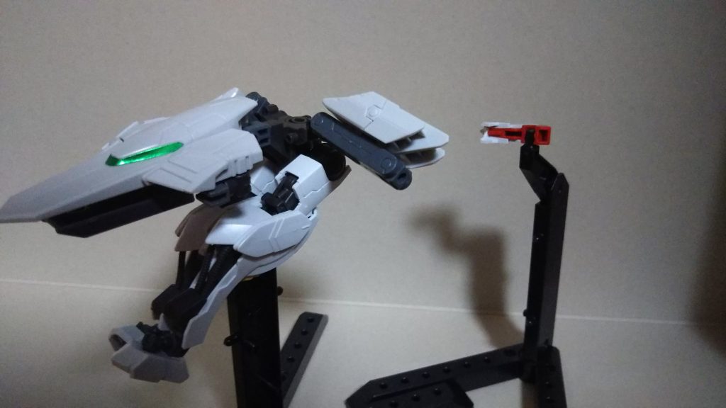 腰はほぼ一新。アスタロトリナシメントの余剰パーツは腰部フレームがまるっと余るので、それを軸にアームズ系のパーツで構築。元キットのパーツで唯一加工を施したフロントアーマーは中央ブロックのみ流用し、中の軸受を少しだけ削って3㍉棒を通せるようにしています。サイド・リアアーマーはブースターユニットという解釈です。