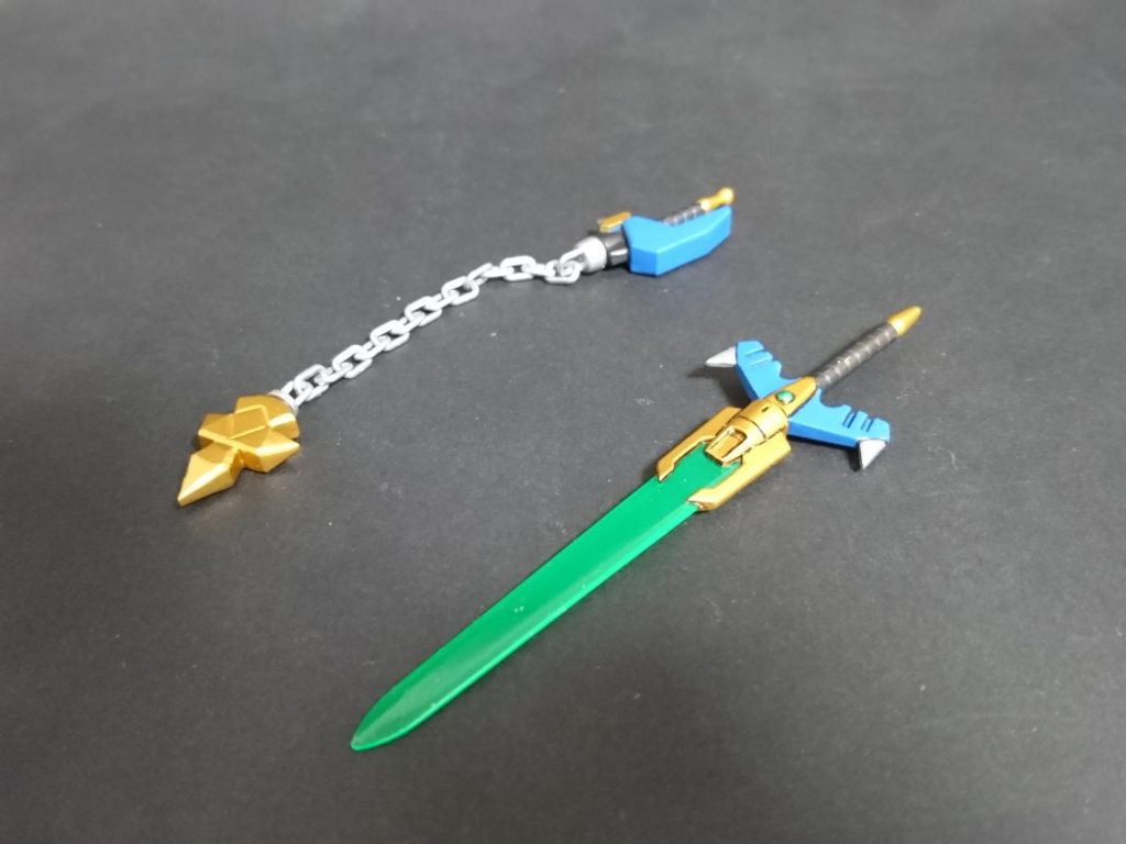 武器類。
剣はバーサル騎士の剣＋GNソードⅤの刀身で製作、バスターソードへの組み換えギミックもそのまま残しています。
フレイルはGNソードⅤの鍔部と鉄血MSオプションセット3の鎖パーツを使用しました。柄部分は電磁ランスのものを使用、先端はプラ板で自作しました。