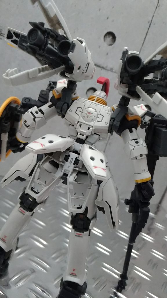 外装パーツがつやありだったのでいつも使ってるメラニンスポンジつや消しは使わず組み立てています