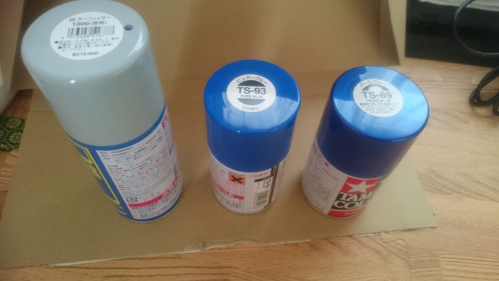 下地にサフを吹き付けてからパールブルーで塗りました。途中でスプレー缶が切れたため調達しに行ったものの、無かったかのでピュアーブルーで代用。右肩と胴体はピュアーブルーを吹き付けてます