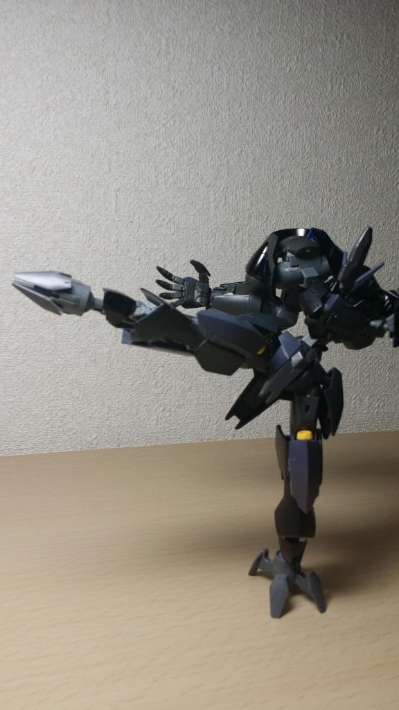 足の方はガンダムフレームをベースに、グレイズアインを付けました。