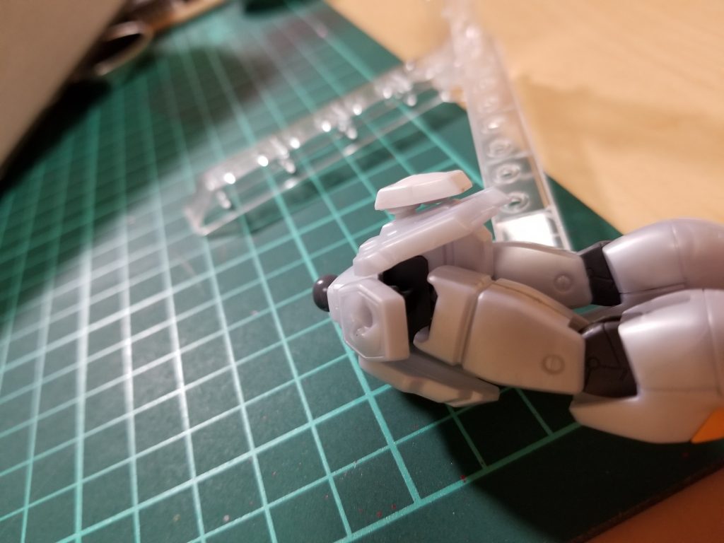 X1のリアアーマーの窪みに3ミリプラ棒を少し削り差し込んでセメントで接着しました。色は目立ちますがマントのおかげであまり気にならないです。