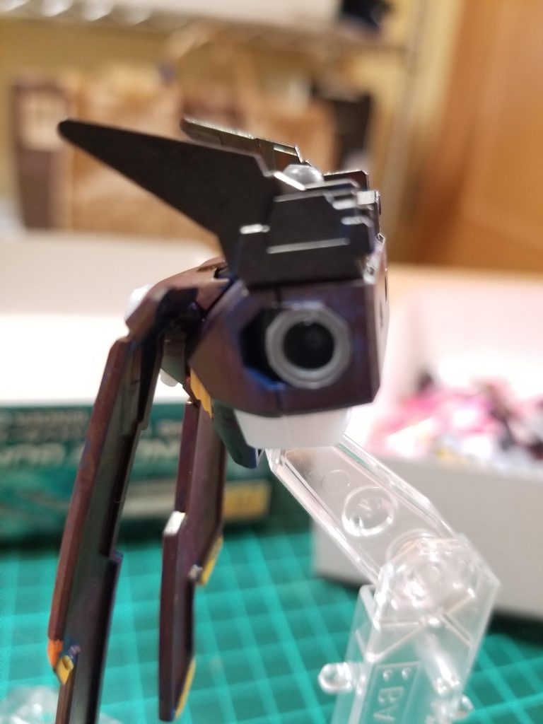 元々はフルクロスの上半身なのですが、魔王のバックパックの規格が合わなかったので胸部バルカンの所を切り取り写真から見て左の上半身のバルカンの位置に貼り付け、写真から見て右の上半身に魔王のパーツを取り付けて、規格を合わせました。