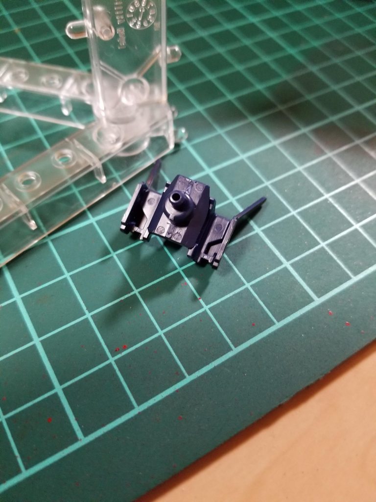 フルクロスの胸上と合わなかったのでフルクロスの首のパーツの部分を切り取り入るようにしました。