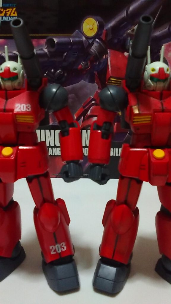 素組みと比較して。右が今回のガンキャノンで左が作り置きしていた普通のガンキャノンです。画質が少し悪いので分かりにくいかもしれません。