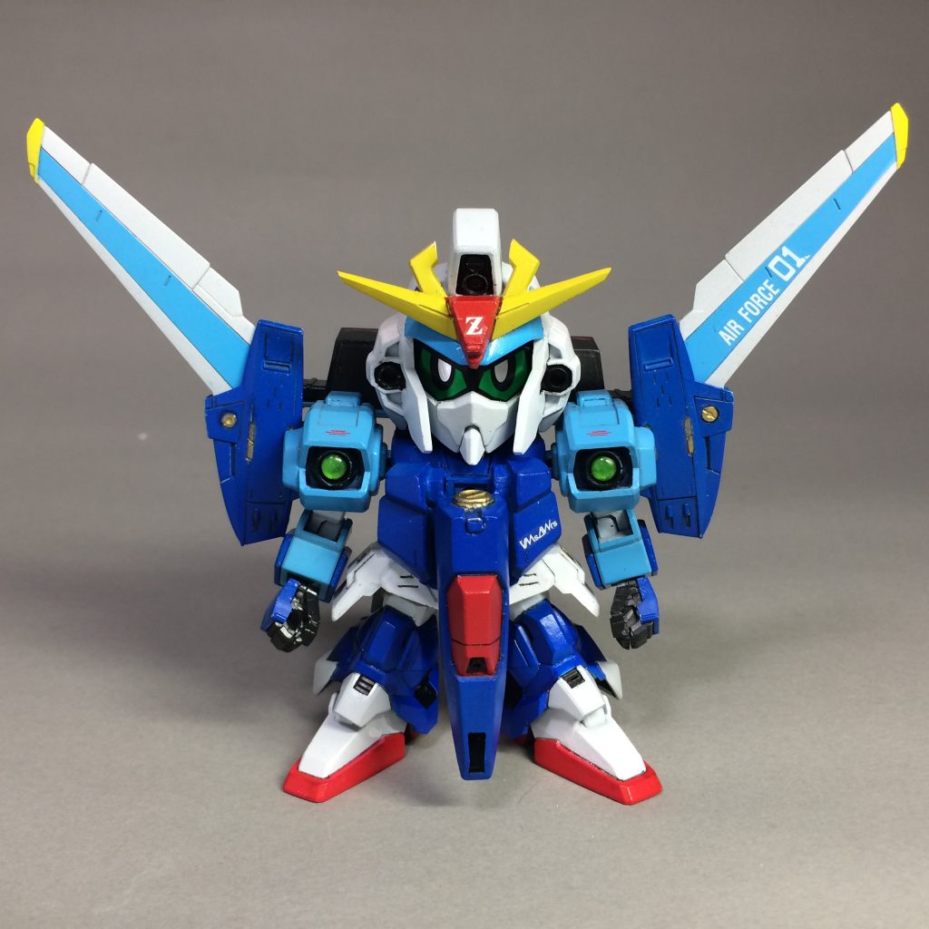 両肩の巨大な翼の存在感で元ネタのキットとはだいぶ印象が違って見えると思います。