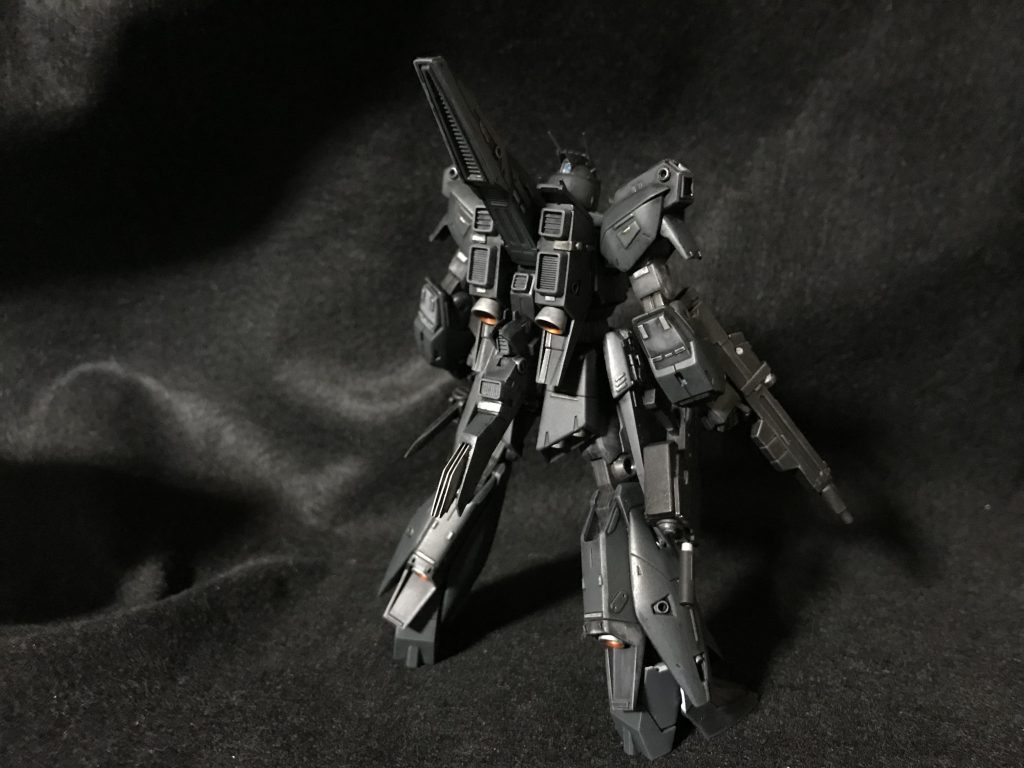 後ろ。流用パーツでスラスター を増やしてます。またビルダーズパーツからスタビライザーを下に取り付けてます。