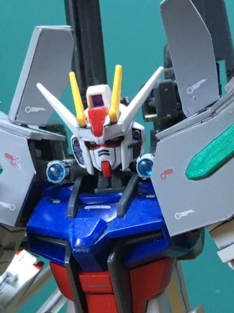 肩口が寂しく感じたので、プラ材とビルダーズパーツHDの「サイトレンズ01」でセンサー追加。エールストライカーは肩口にダクトのようなものがあるので、それにヒントを得てセンサーとしました。