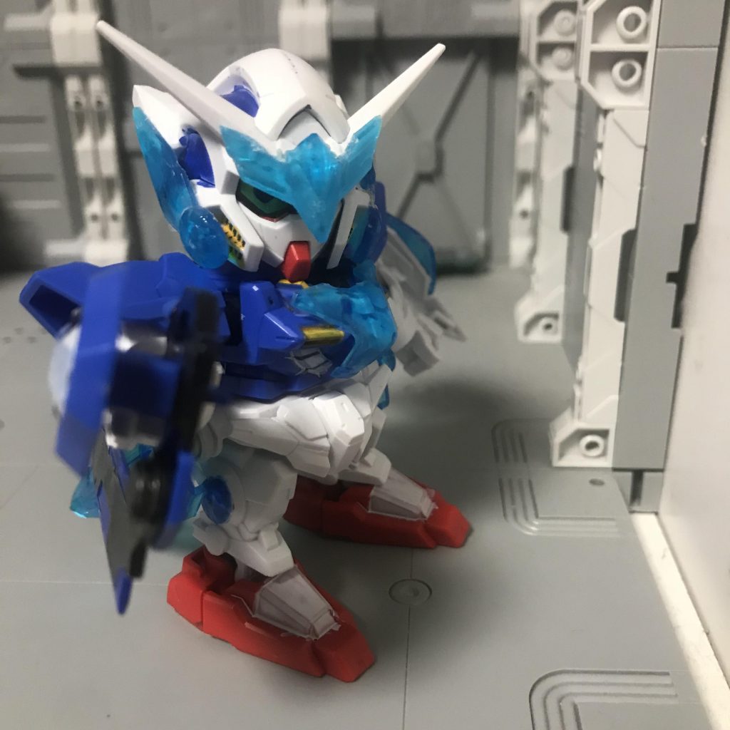 彼の武器は遠近に使える特殊なもので、遠くの敵には砲撃魔術、近距離には斬撃と対応可能である