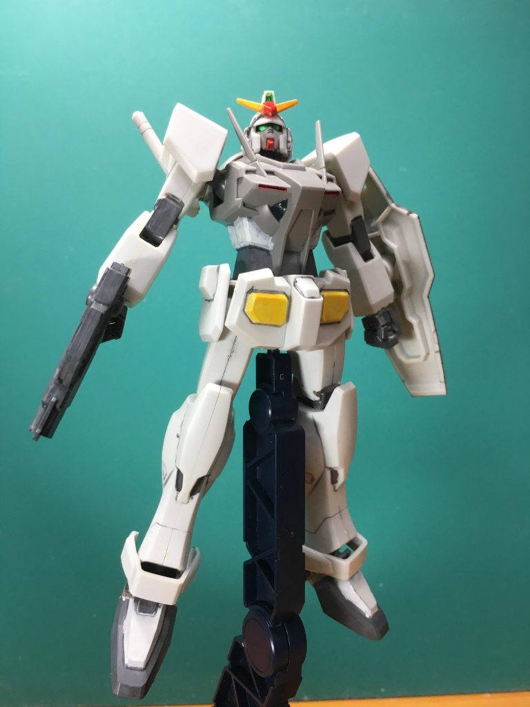 第1話アバンなど、刹那の回想シーンで何度も見たGNフェザーのポーズ。