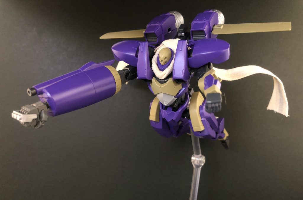 ライディングデュエル時に時折みせるウルトラマン飛び。Dホイール(バイク)とともにコースを進む姿が目に浮かぶようです(*´﹃`*)そしてそして!まだ終わりません!!ガンプラ召喚!アームズ・エイド!!