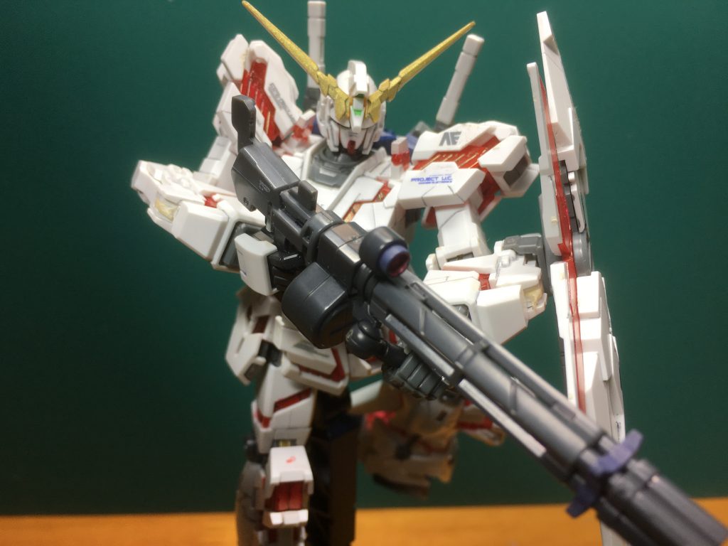 　再販されないことで名高い(?)システムウェポン001のビーム・ガトリングガンも持たせられます。腕のスリットに差して懸架状態もできますが、そうするとシールドを装着できなくなるので要注意です。