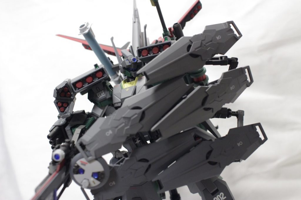 防御姿勢。アームシールドはパワードジムカーディガンやサンダーボルト系にみられますがホントロマンですよね。