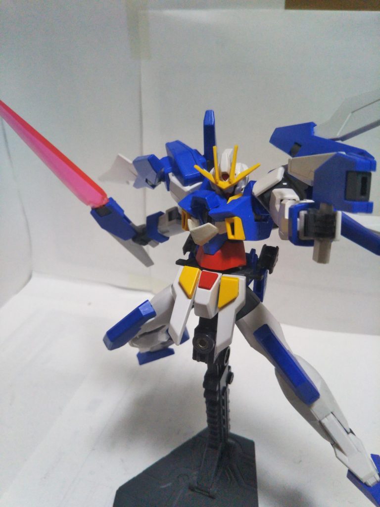 サイドアーマーを変形させた、ジョイントデバイス
ビームソードモードとビームライフルモードに切り替えて戦います
ジョイントデバイスのグリップはビームサーベルにもなります