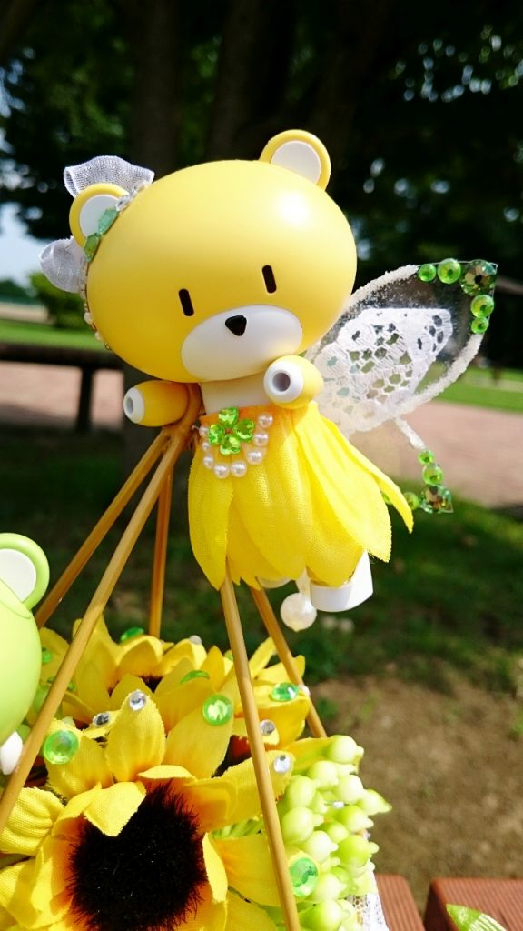 この子も同じスカートにするつもりでしたが、双子といえど何か個性を出したいなぁ…と思い、ワンピースにする事にしました🎵スカート同様、腰周り用と胸の位置にも合わせたレースを作り、同じく造花の花びらを長めに切って貼りました✨