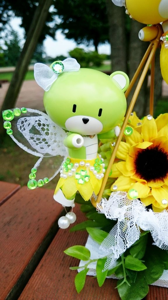 初めに作ったのはこの子✧*。羽根はプラ板で形を切り、デコ素材の宝石と、周りはラメパウダーをふりかけて作りました🎵キラキラ感と、透き通るような羽根をイメージしてみました✨
スカートはまずレース素材で基本の形を作り、造花のヒマワリの花びらを1枚ずつ切って貼り付けています。