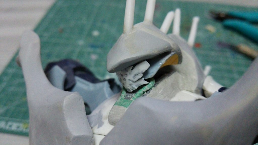 プラ板で頭部のマスクを作成。