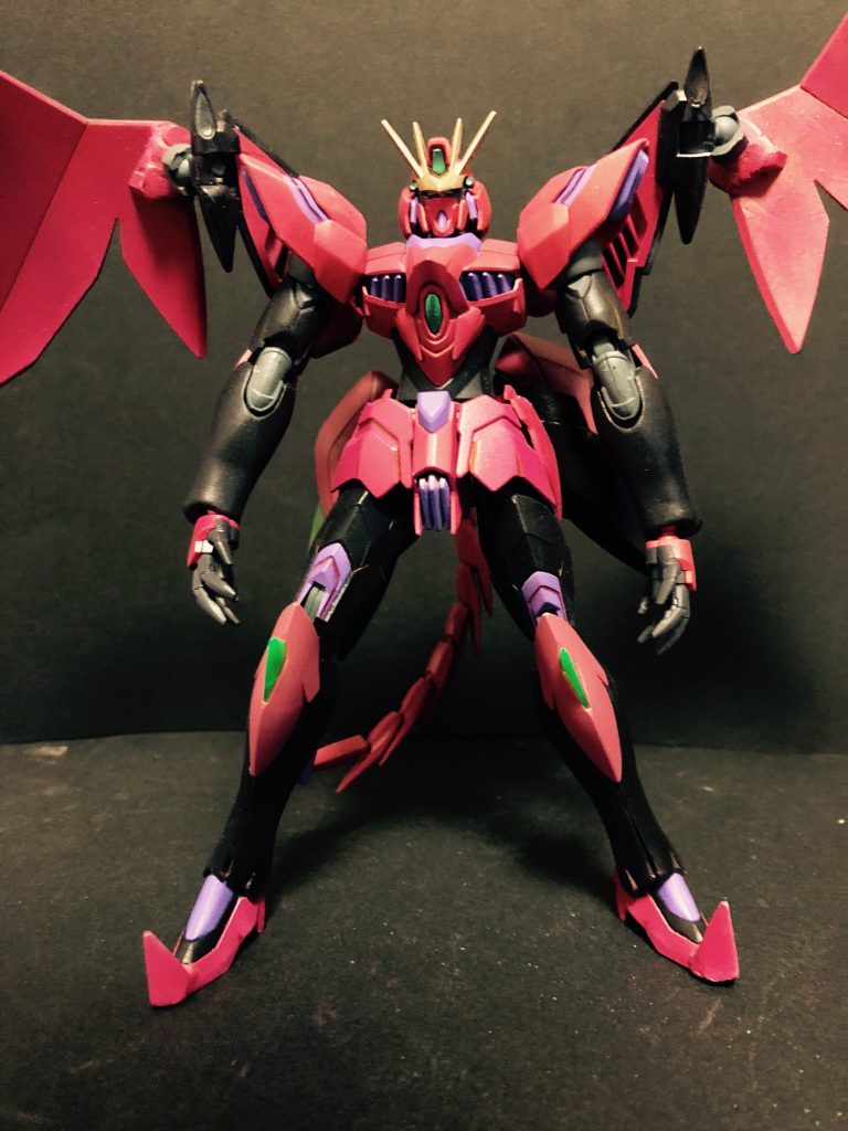 前面
グレイマン(灰色の男)と名乗るダイバーが扱うガンプラ。名前の通りAGE-2マグナムに復讐(アヴェンジ)するための機体。そのためマグナム対策用の武装が模索されている。
マグナムがブリテン人のアーサー王をモチーフにしているのに対してサクソン人の象徴ウェールズの白き竜をモチーフとしてレギルスが選ばれた。しかしカラーリングは赤寄りに改められている。奇しくもマグナムが特務隊カラーを思わせる白になったため、対称的な色となった。
元々はGBNではなくGPD用であった。四肢がギラーガ、上半身はレギルスのものから形状変更されてないのは破損しても予備パーツの調達が楽に済むという理由の名残である。GPDでグレイマンが使っていたゼハートのガンプラはことごとく謎のAGE-2使いに破壊されてしまい、アヴェンジマグナムはそれらの寄せ集めで構成されている。特に破損した部位はパテなどで補っているものもあるためその跡が残っている。