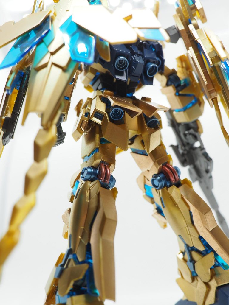 後ろから。今回は間接などのグレー部分もメタリックブルーで塗装しました。