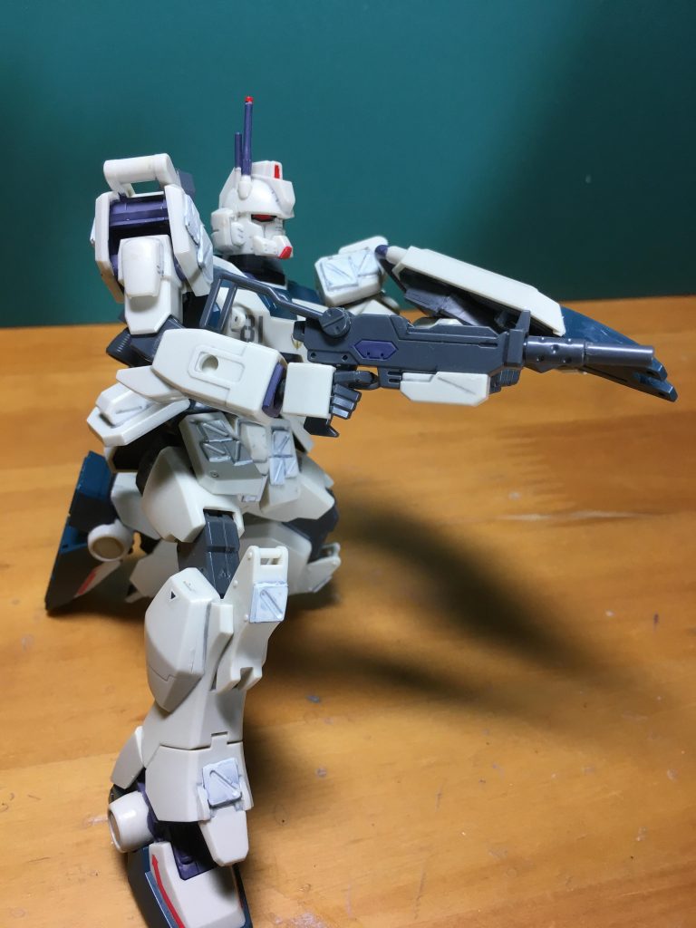 　100mmマシンガンはグリップのダボを除き陸ガンや旧HGUC版ブルーディスティニー1号機と同様です。ただし腰のマガジンはサイドスカートと一体成型なので、マガジン換装が出来ないのが残念かな。
