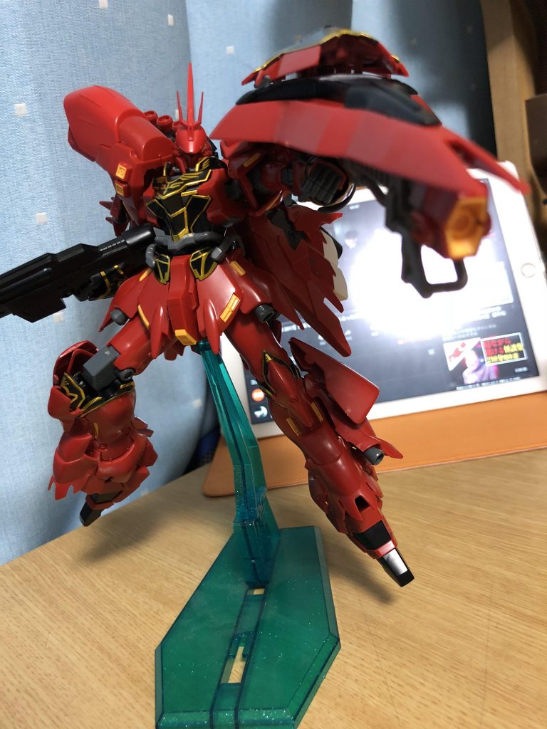 本機の特徴であるメビウスシールドにはサザビーの腹部にあったメガ粒子砲が装備されており、本機最大の威力を持つ。