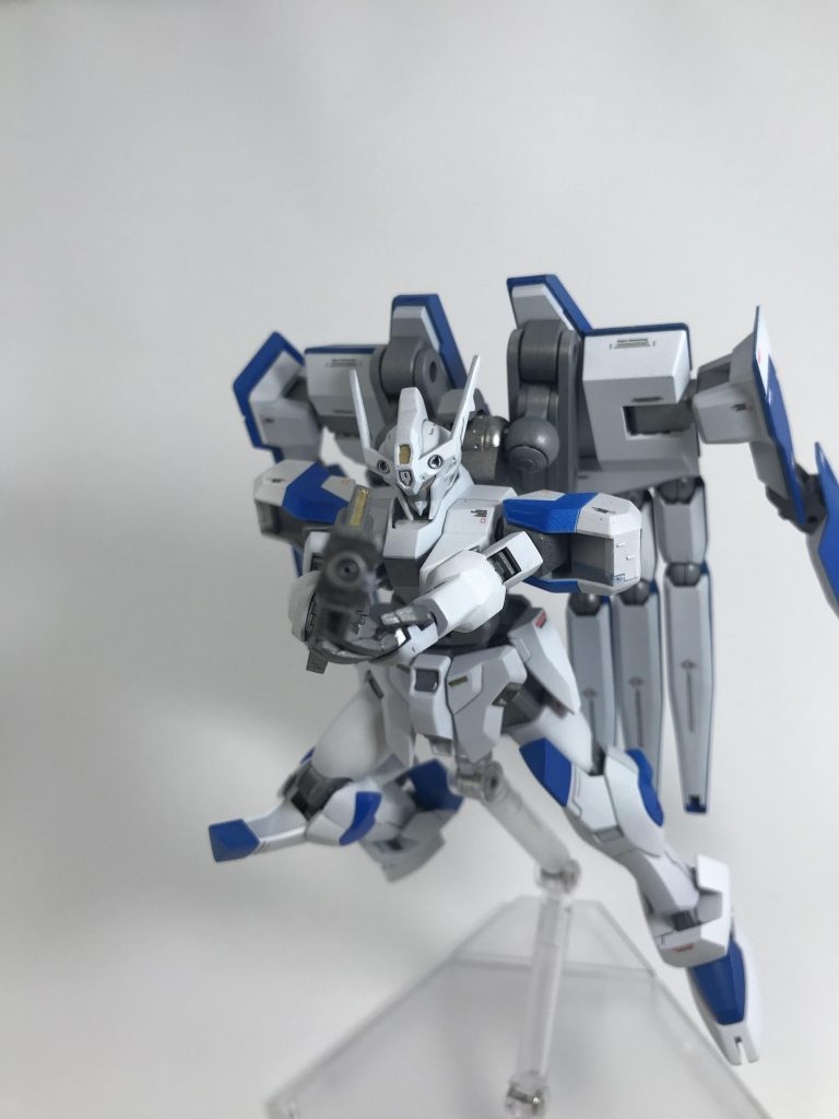 ライフルを構えて。センサー部分等はゴールドで塗装しました。