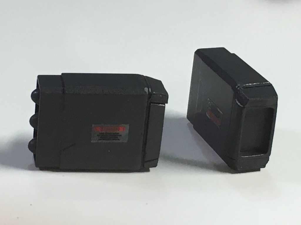 ミサイルポッドの後ろ側をプラ板で加工 サイズが小さい気がしたので、後ろ側を延長しつつ蓋をしてます。 ミサイルは赤く塗ると色が浮きそうだったので、単色にしています。