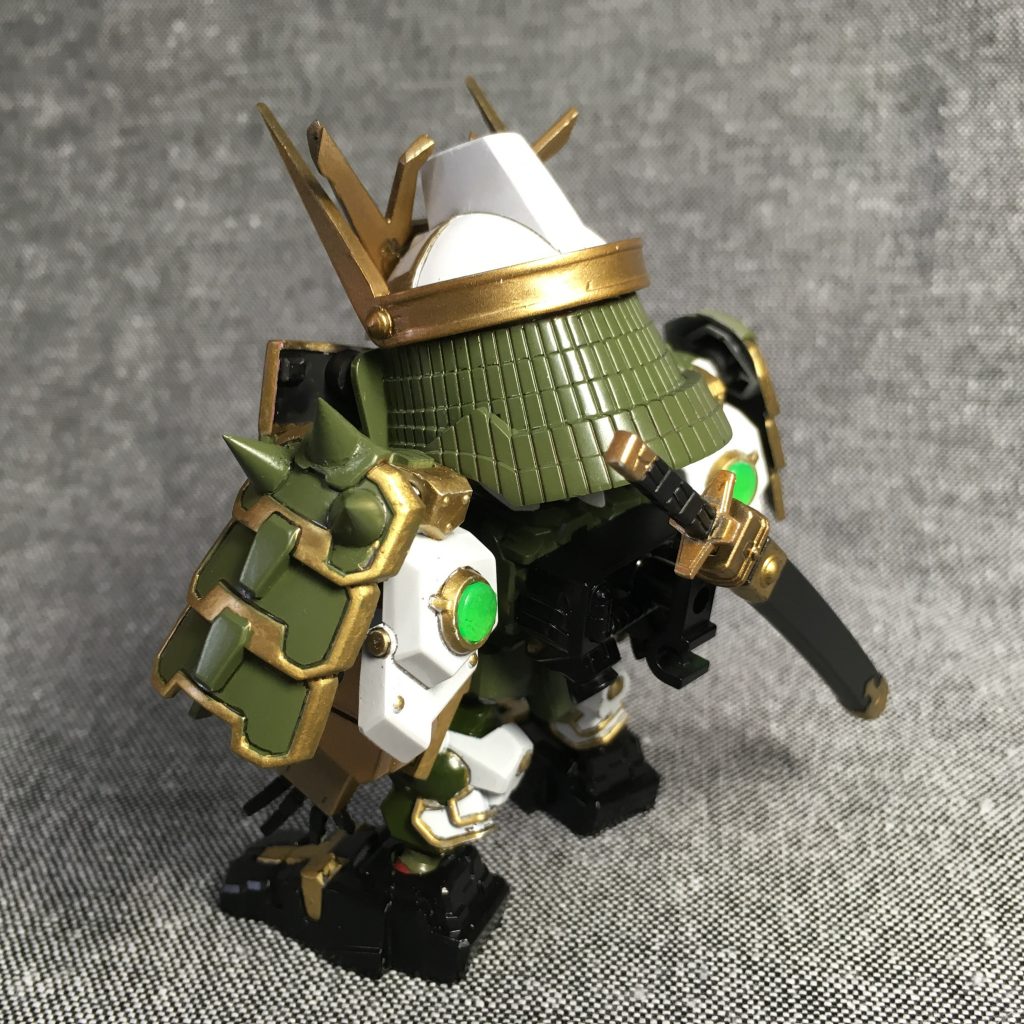 後ろ姿。肩鎧と脚部も前後逆に回転しているのがわかるかと思います。