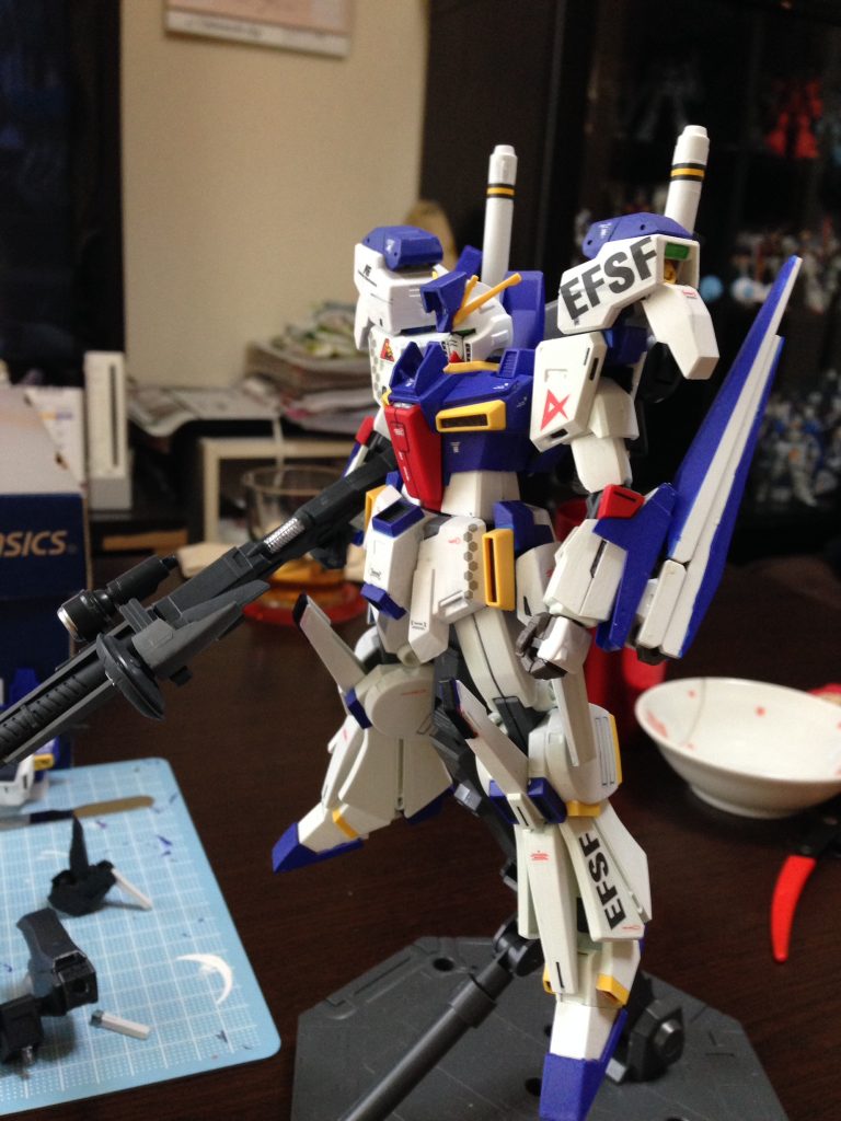 ZZの変形機構をオミット、肩にはサイコミュ増幅器、腕にフィンファンネルを二基装備。
主兵装はビームスマートガン。